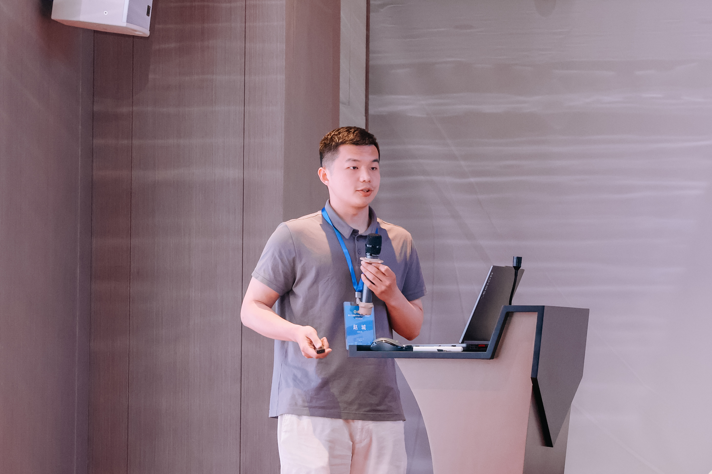 赵城_LED报__ 告照片.JPG