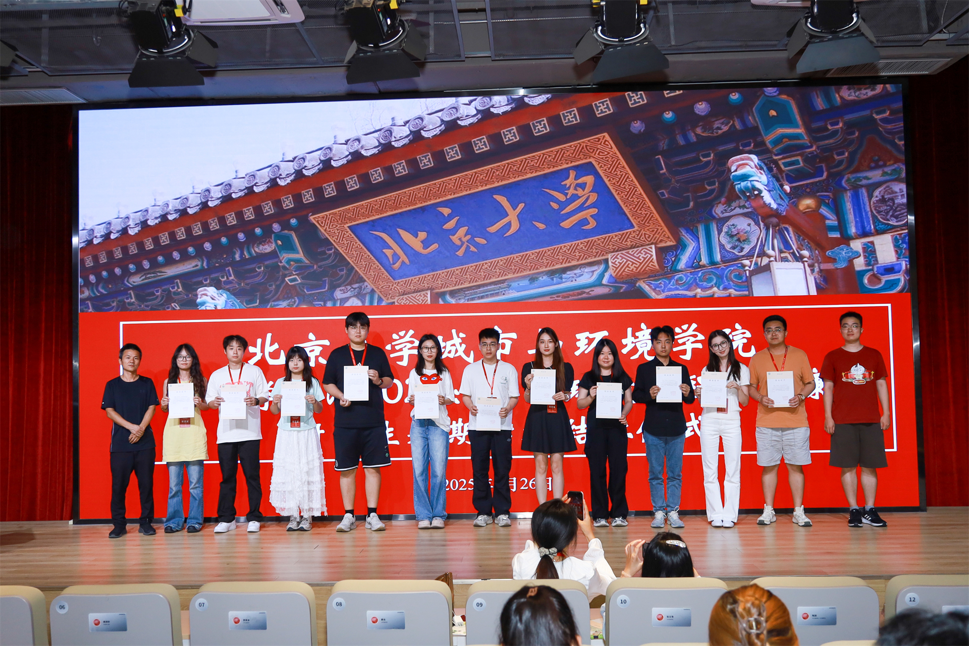 图16-3 学员领取结业证书.jpg